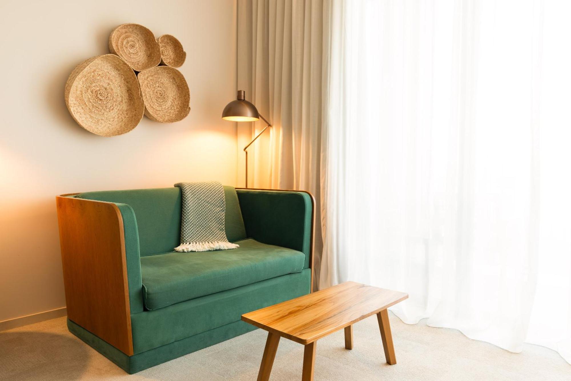 Hotel 3HB Distrikt Faro Zimmer foto A sofa in a hotel room