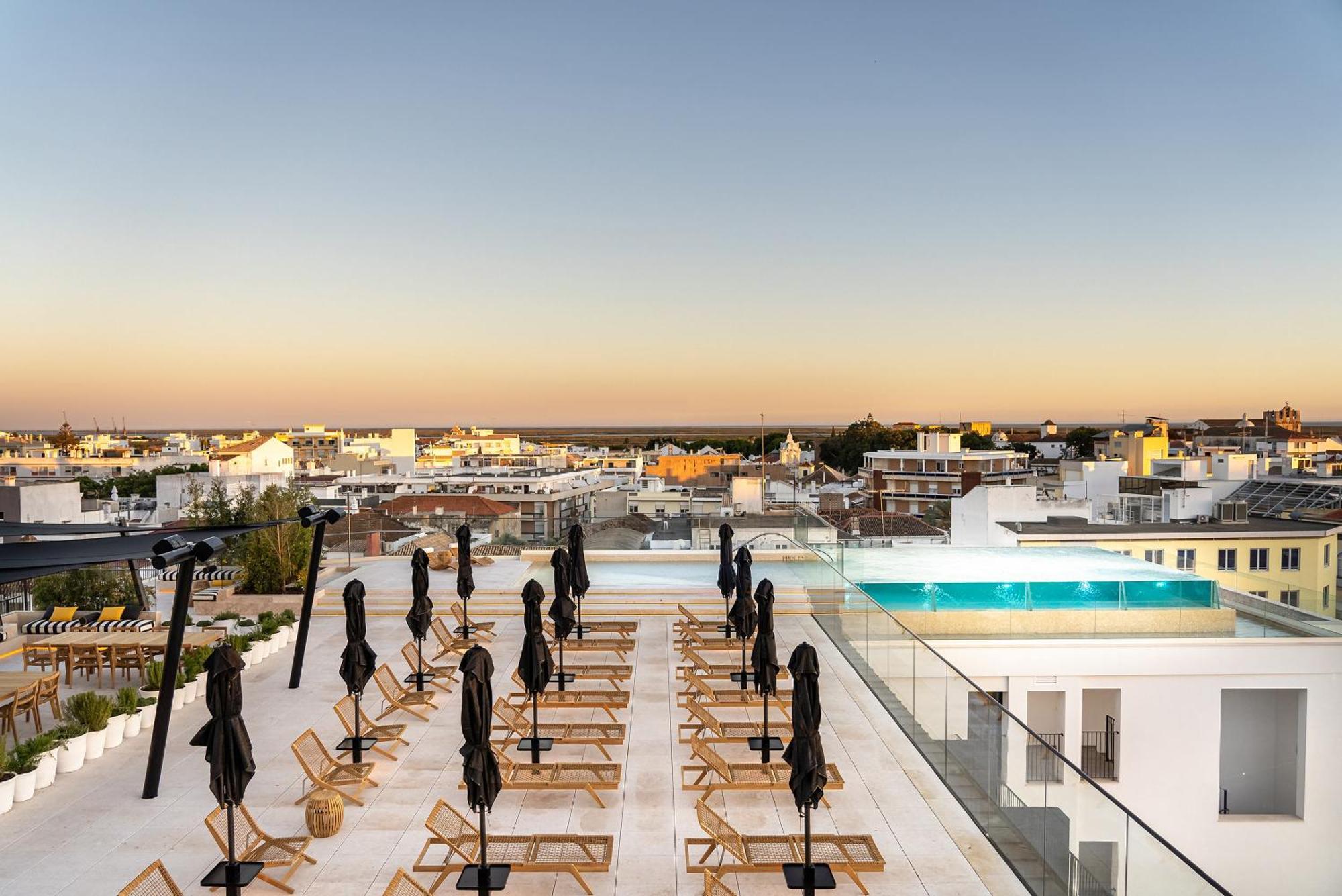 Hotel 3HB Distrikt Faro Exterior foto Rooftop pool at the Hotel